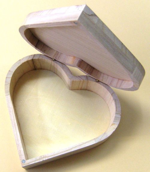 BOX "HEART" - Голяма дървена кутия сърце 17х16х6 см.